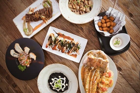 Mesa elegante preparada para una cena privada