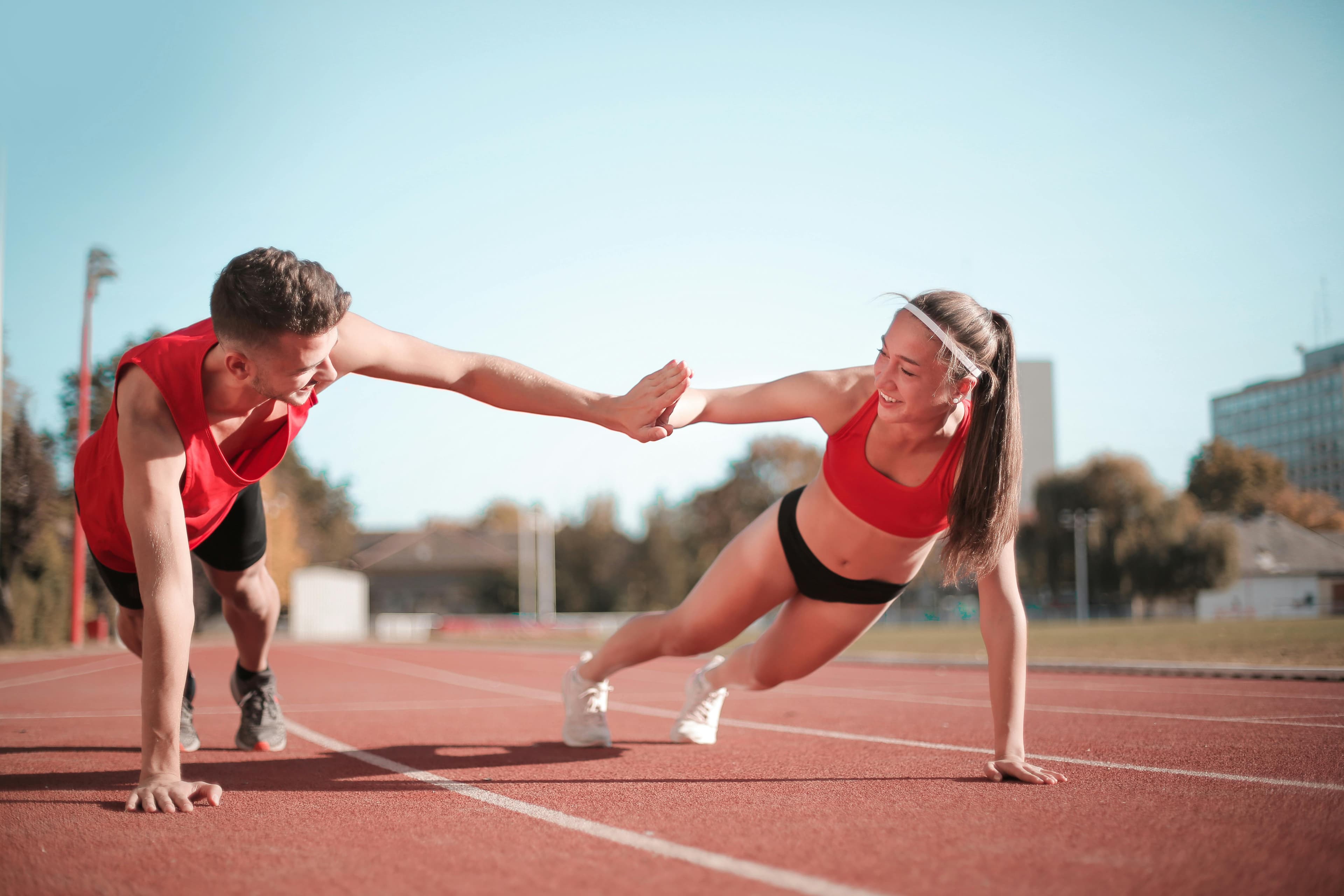 Corredores entrenando al aire libre
